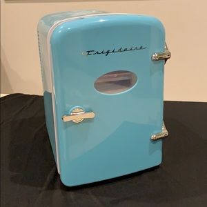 Frigidaire 6 can mini retro fridge in blue